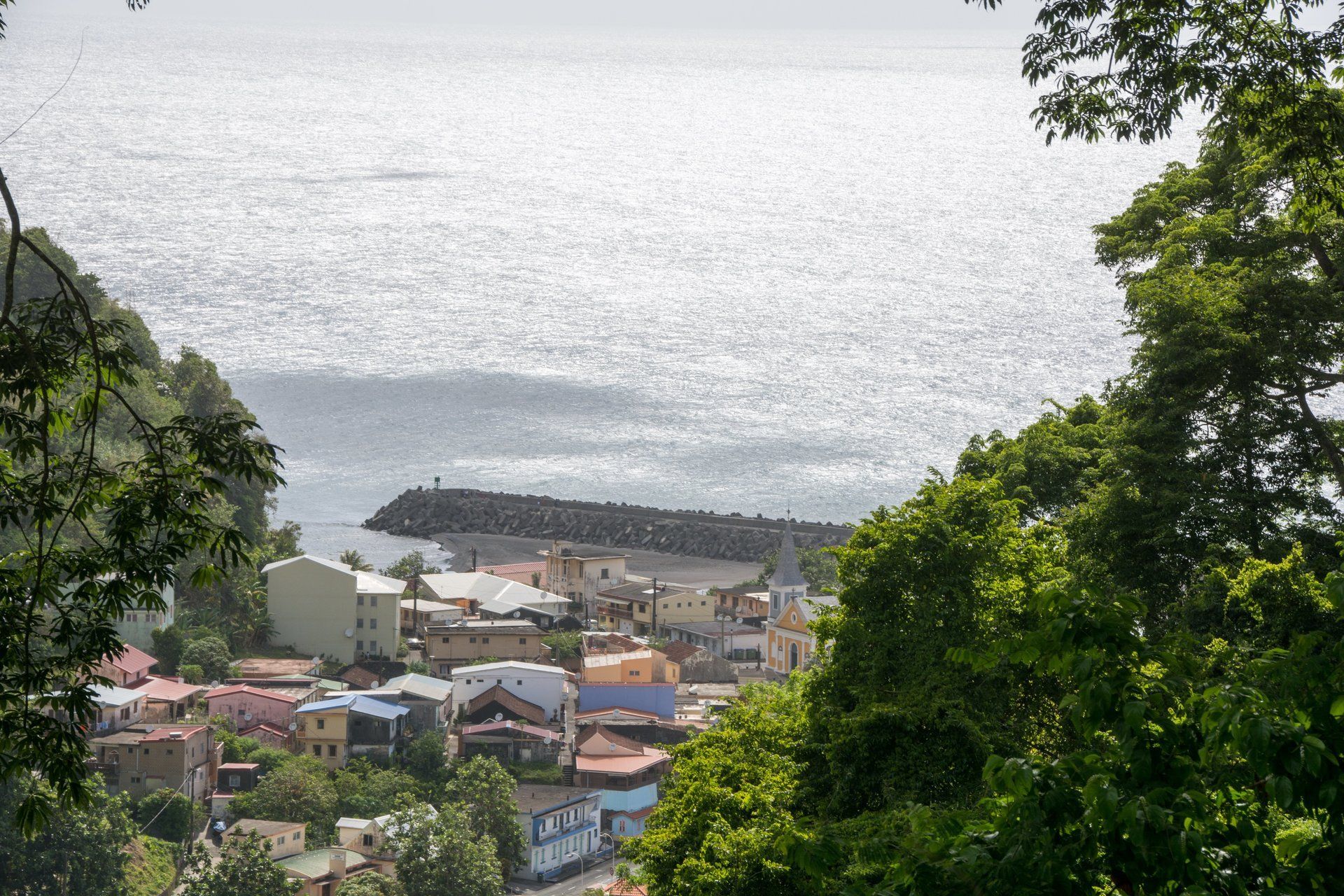 Ein Blick von oben auf den Ort Grand Riviere