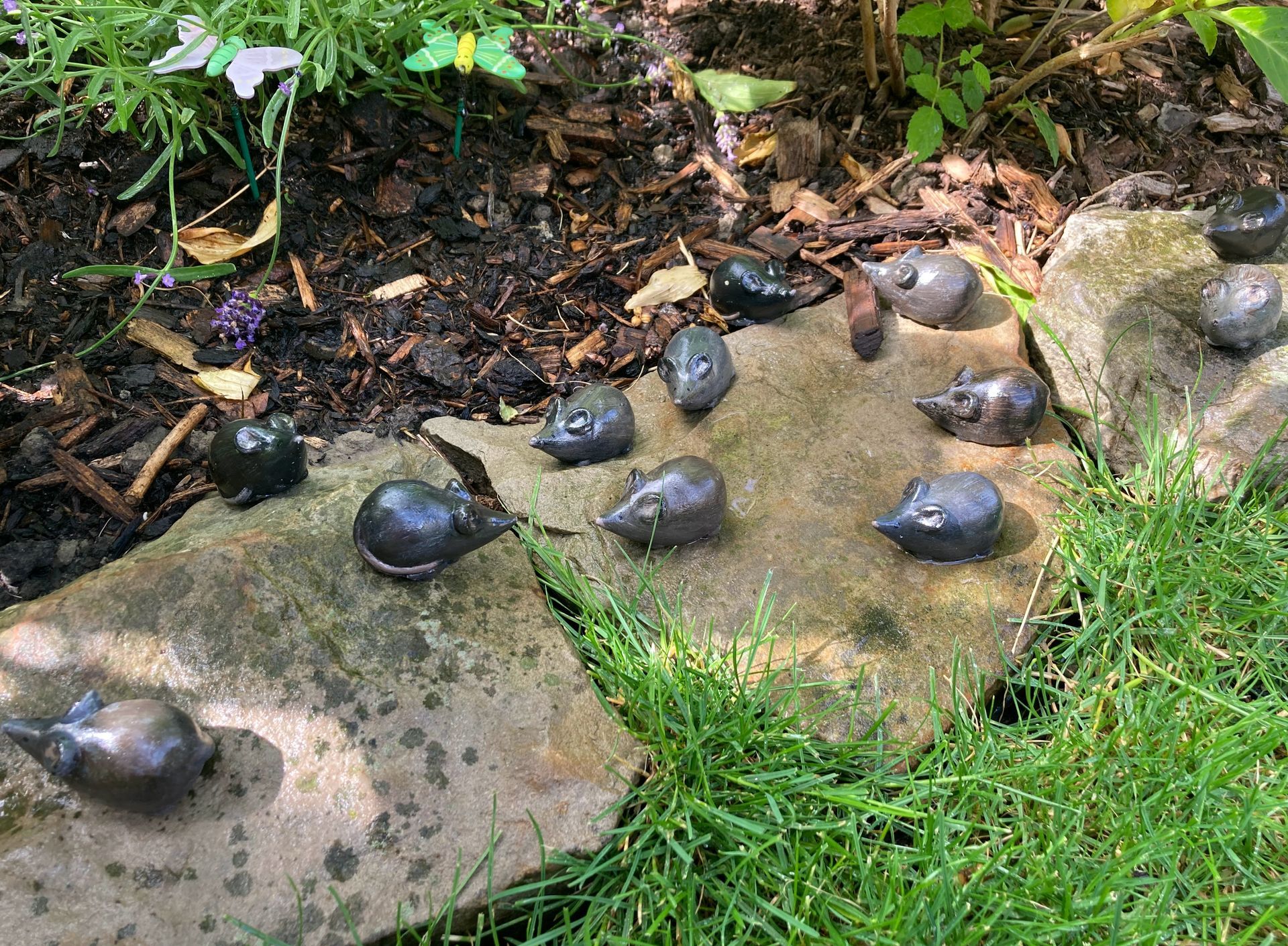 Mäuse aus Steingut. Wetterfest und handbemalt