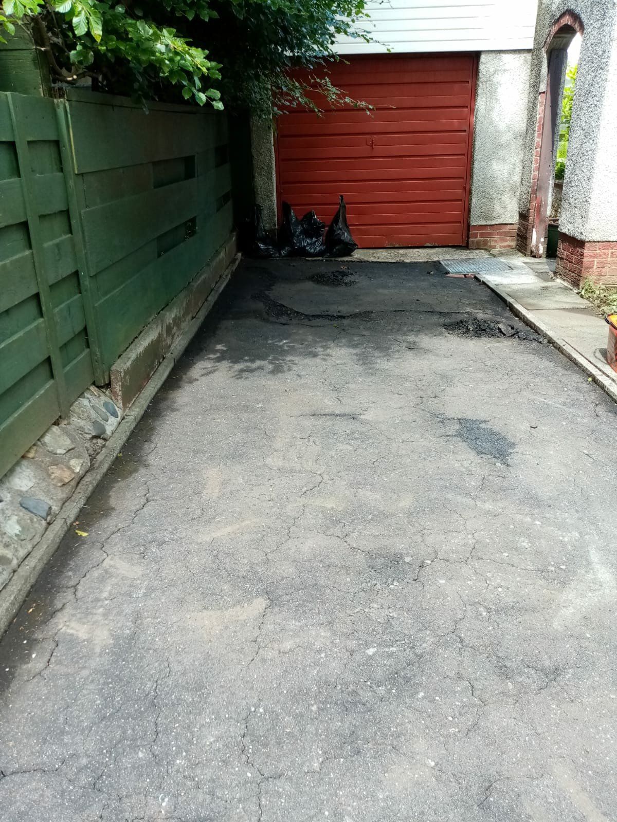 Tarmac Driveway coatings renew your existing tarmac or concrete drive