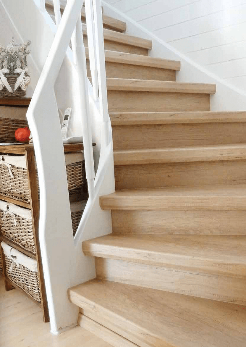 Weisses Treppengeländer mit hellen Treppenstufen