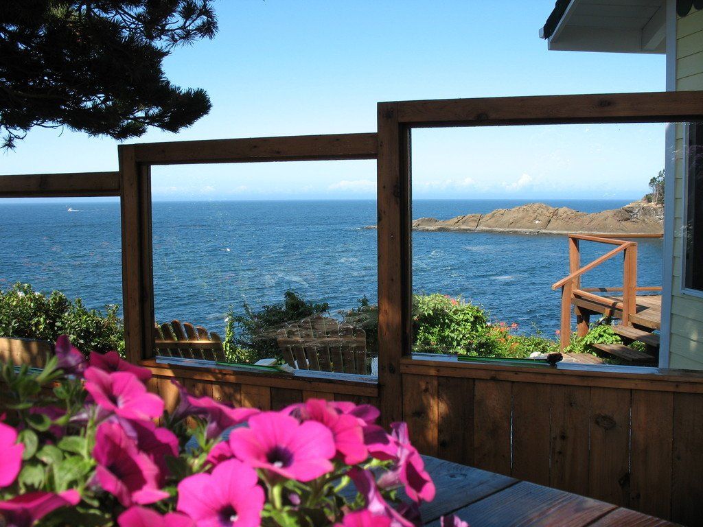Whale Rendezvous Bed and Breakfast Ocean Garden Suite in Depoe, Oregon