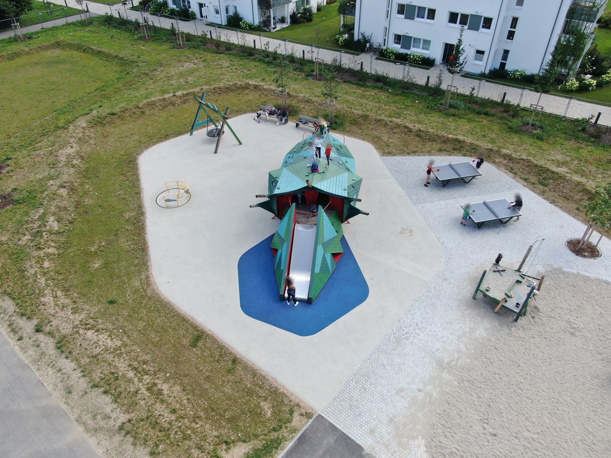 Drachenspielplatz Holz Rutsche