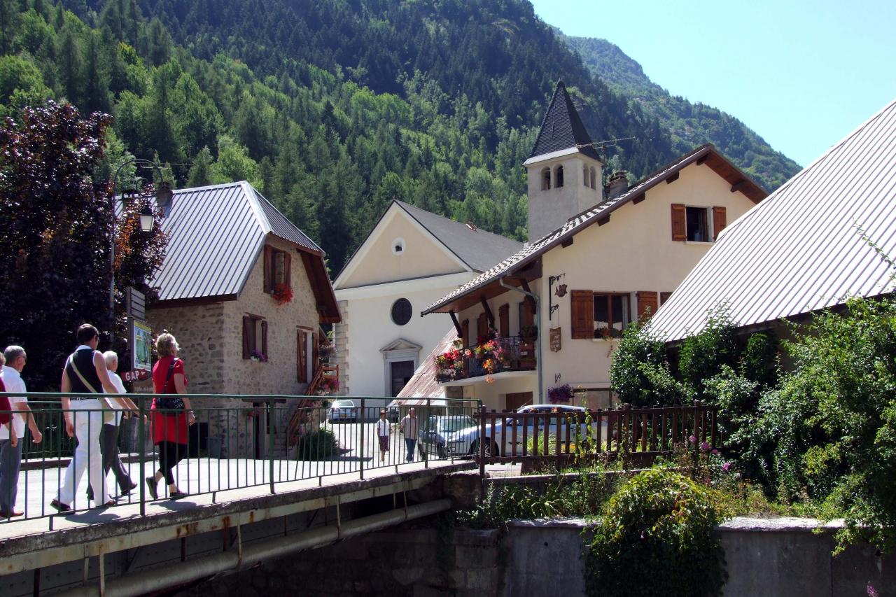 Le village de la Chapelle en Valgaudemar, Alpes, Ecrins.