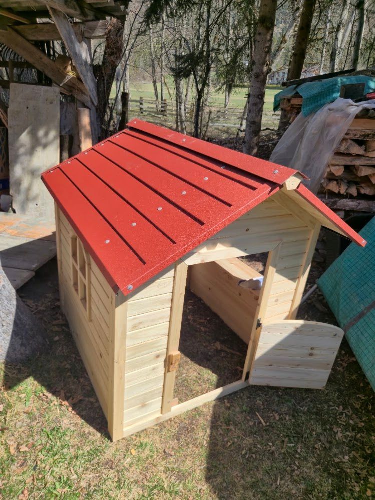 Kinderspielhütte mit Blechdach