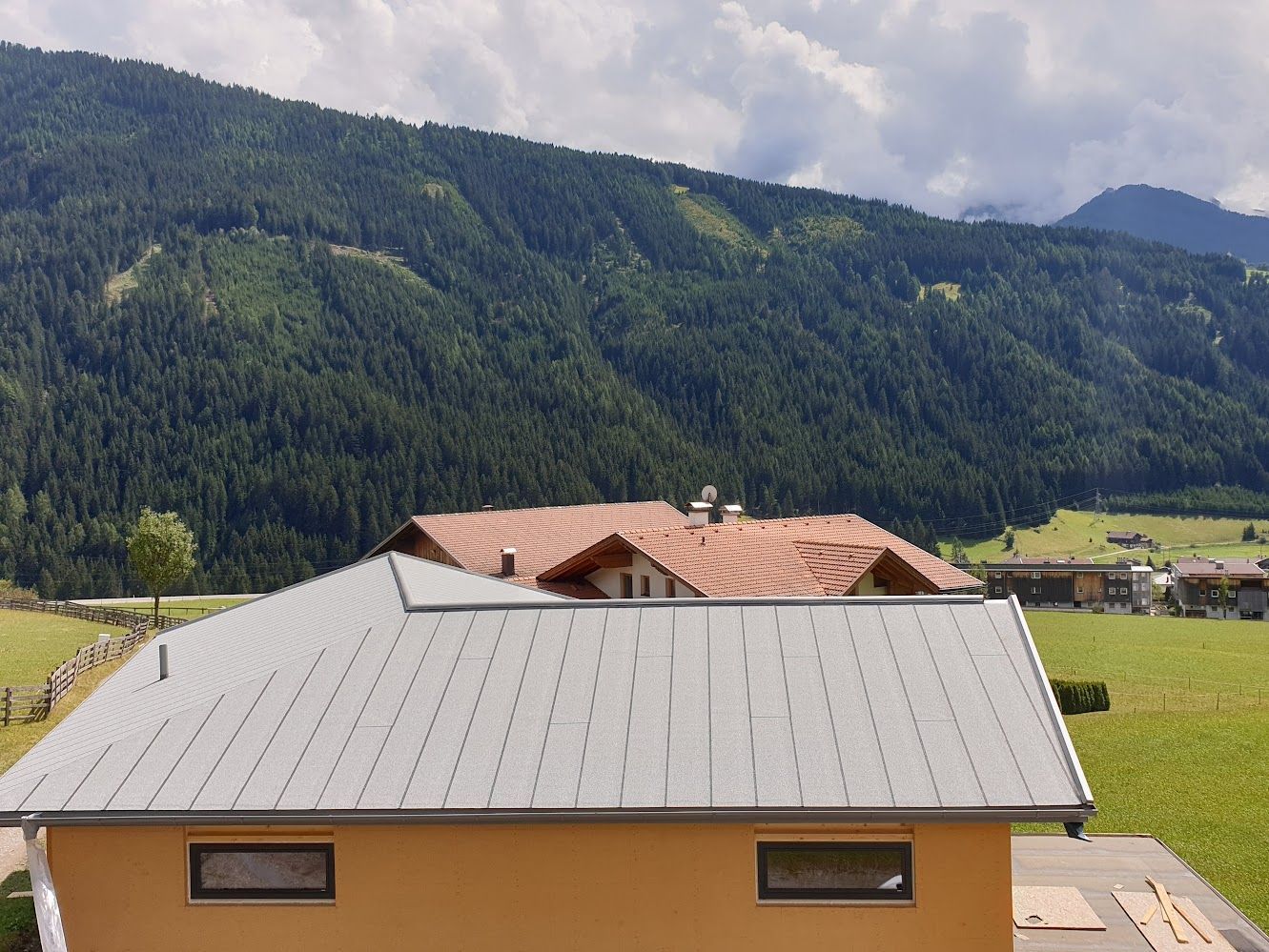 Wohnhaus mit Bitumen Dach