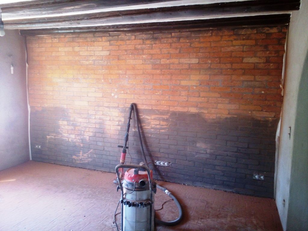 Handwerkliche Dienstleistungen Krall
Wand mit Handform Klinker- Riemchen verblenden
www.geruest-saarland.de
