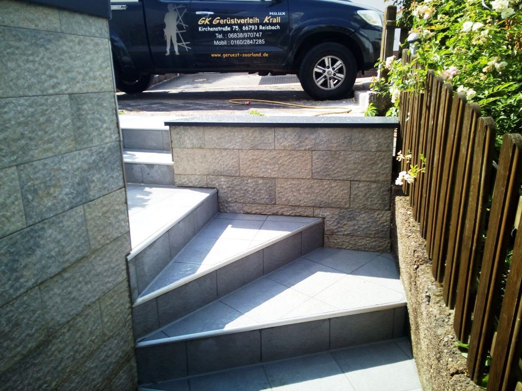 Handwerkliche Dienstleistungen Krall
Sanierung einer Mauer im Eingangsbereich
www.geruest-saarland.de
