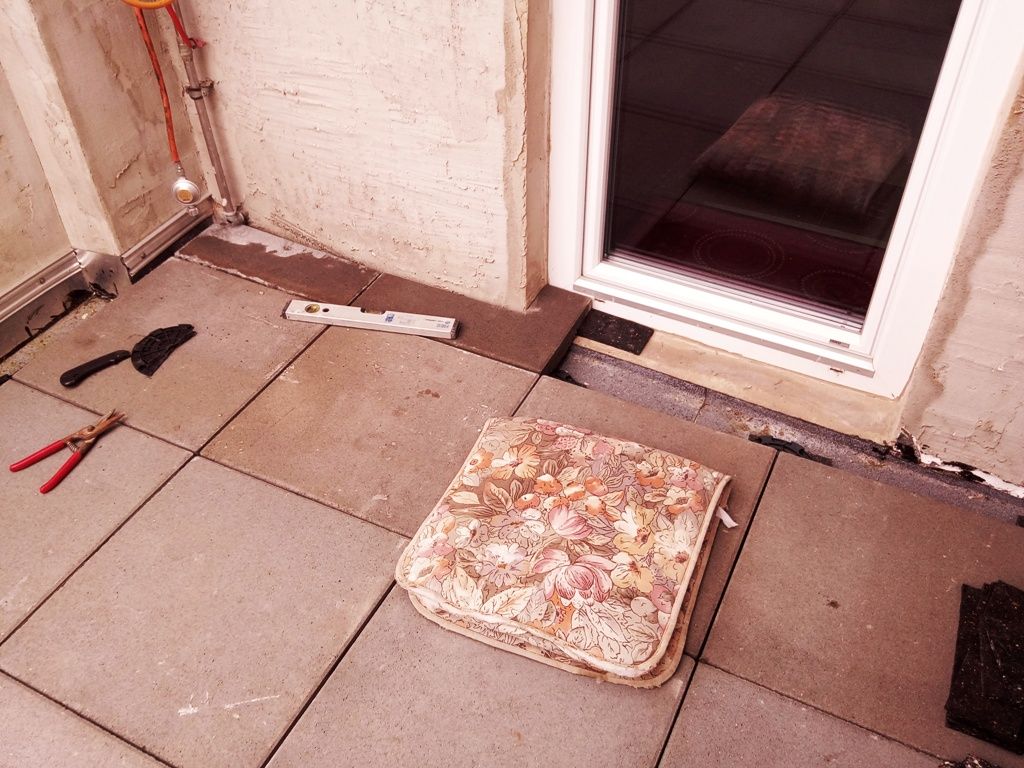 Handwerkliche Dienstleistungen Krall
Balkonbelag aus einfachen beton- Gehwegplatten
www.geruest-saarland.de
