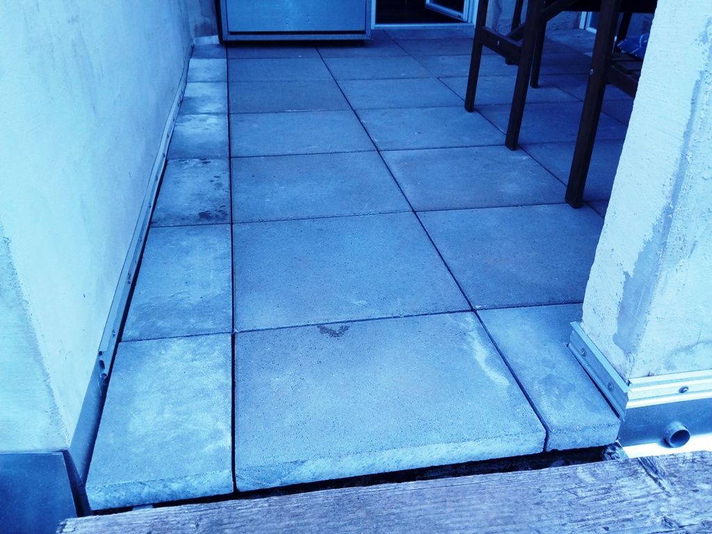 Handwerkliche Dienstleistungen Krall
Balkonbelag aus einfachen beton- Gehwegplatten
www.geruest-saarland.de
