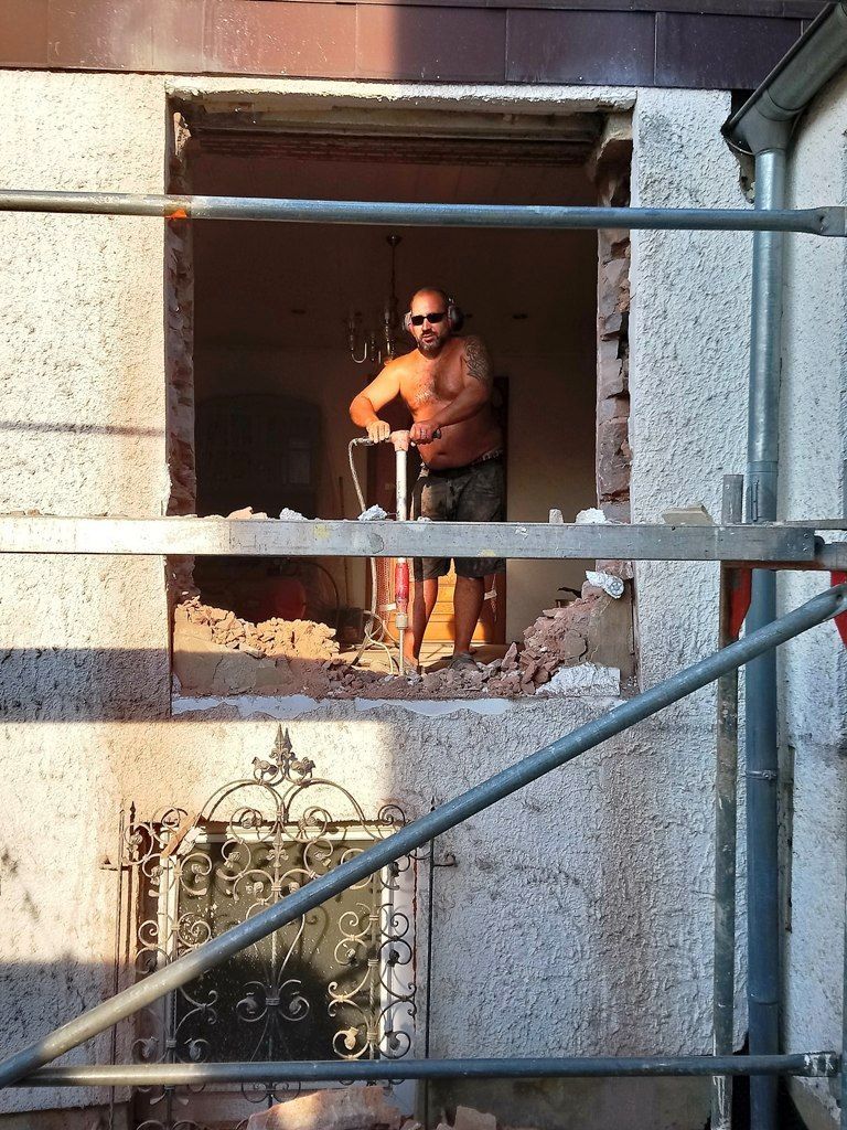 Handwerkliche Dienstleistungen Krall
Durchbruch durch eine 60 cm Bruchsteinwand
www.geruest-saarland.de
