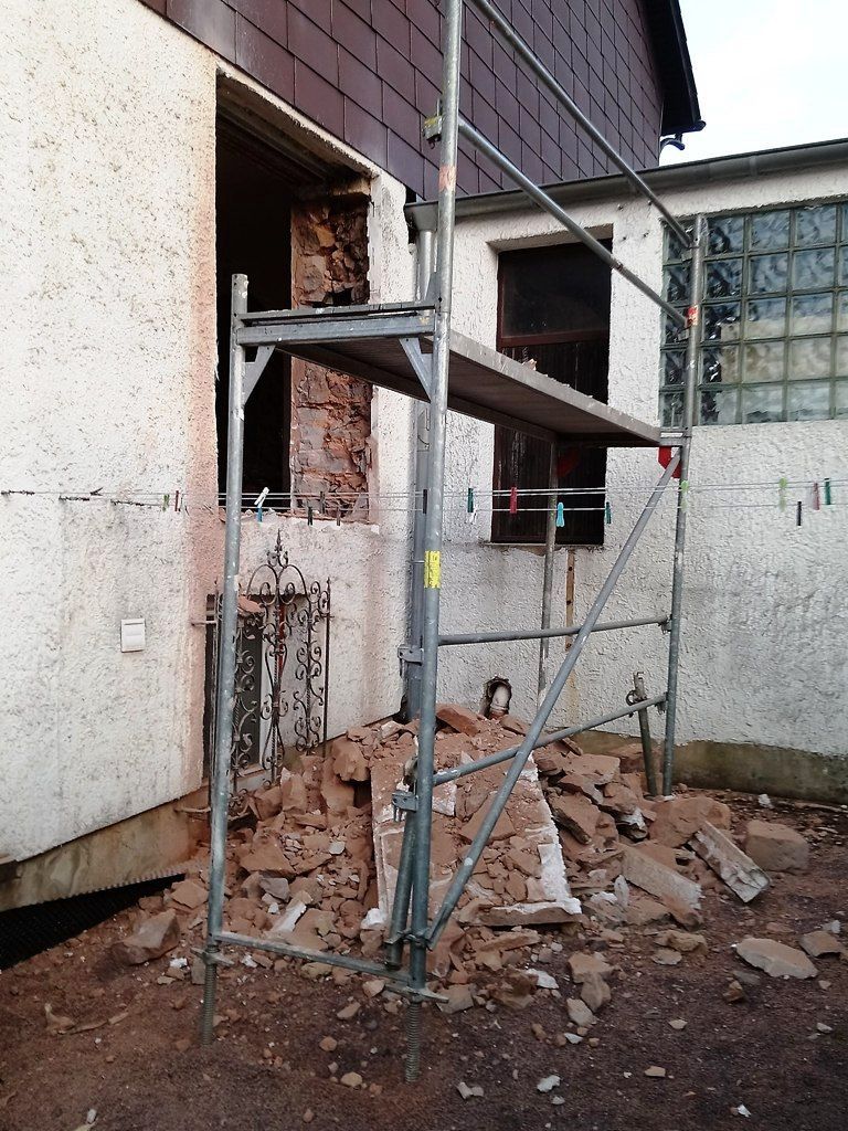 Handwerkliche Dienstleistungen Krall
Durchbruch durch eine 60 cm Bruchsteinwand
www.geruest-saarland.de
