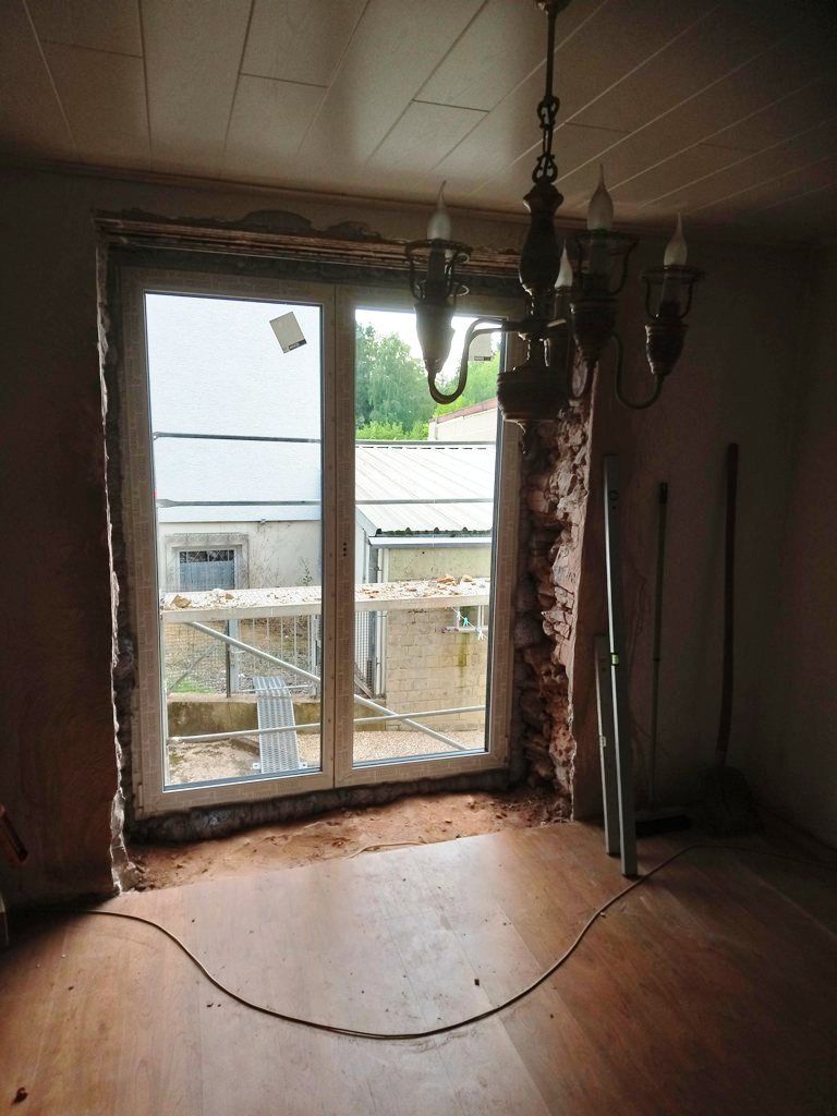 Handwerkliche Dienstleistungen Krall
Durchbruch durch eine 60 cm Bruchsteinwand
www.geruest-saarland.de
