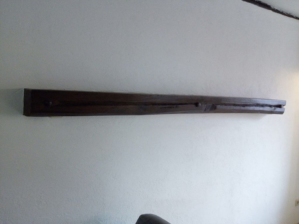 Handwerkliche Dienstleistungen Krall
Wandboard aus einem alten Eichenbalken mit Steckdosen
www.geruest-saarland.de
