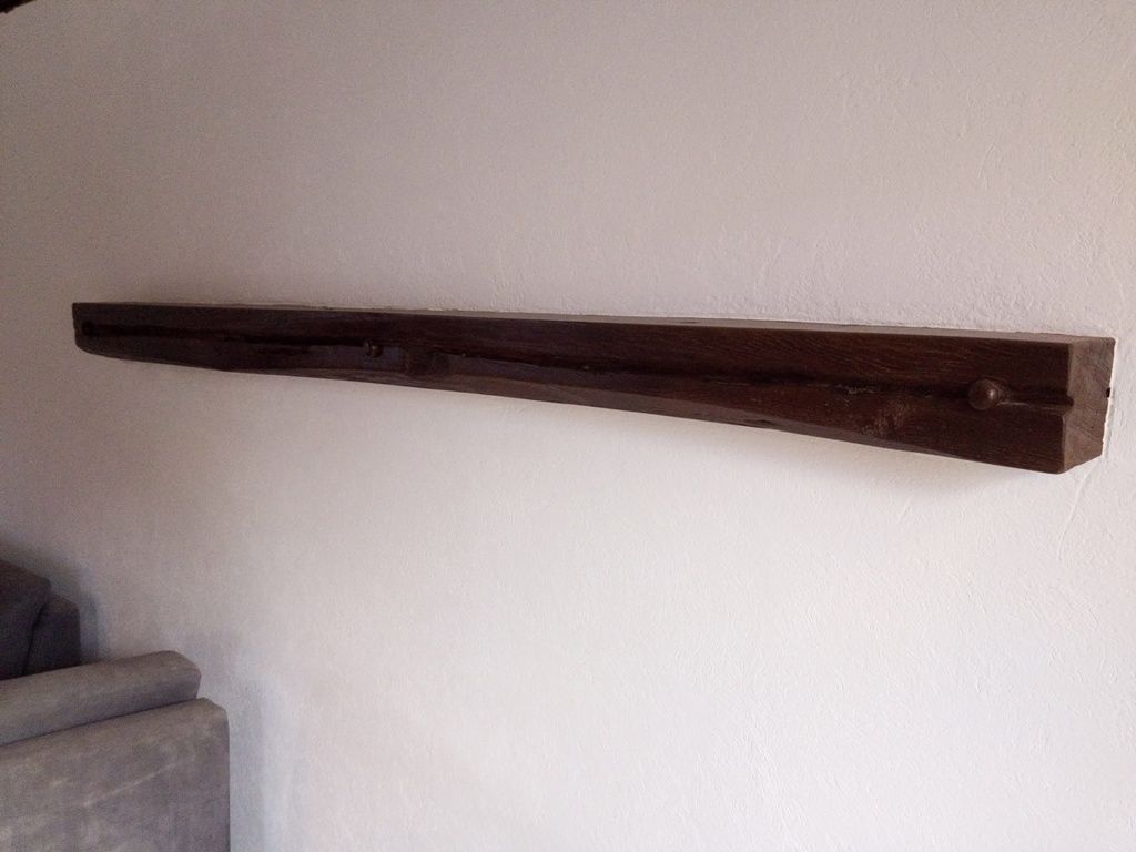 Handwerkliche Dienstleistungen Krall
Wandboard aus einem alten Eichenbalken mit Steckdosen
www.geruest-saarland.de
