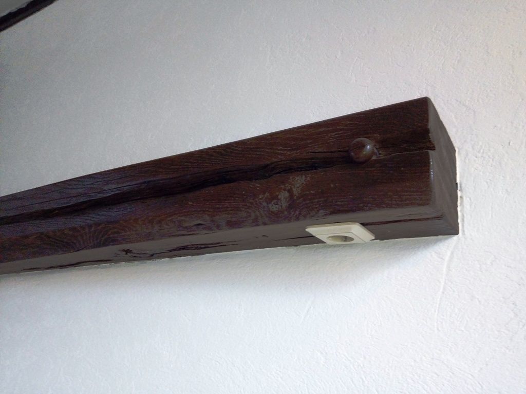 Handwerkliche Dienstleistungen Krall
Wandboard aus einem alten Eichenbalken mit Steckdosen
www.geruest-saarland.de
