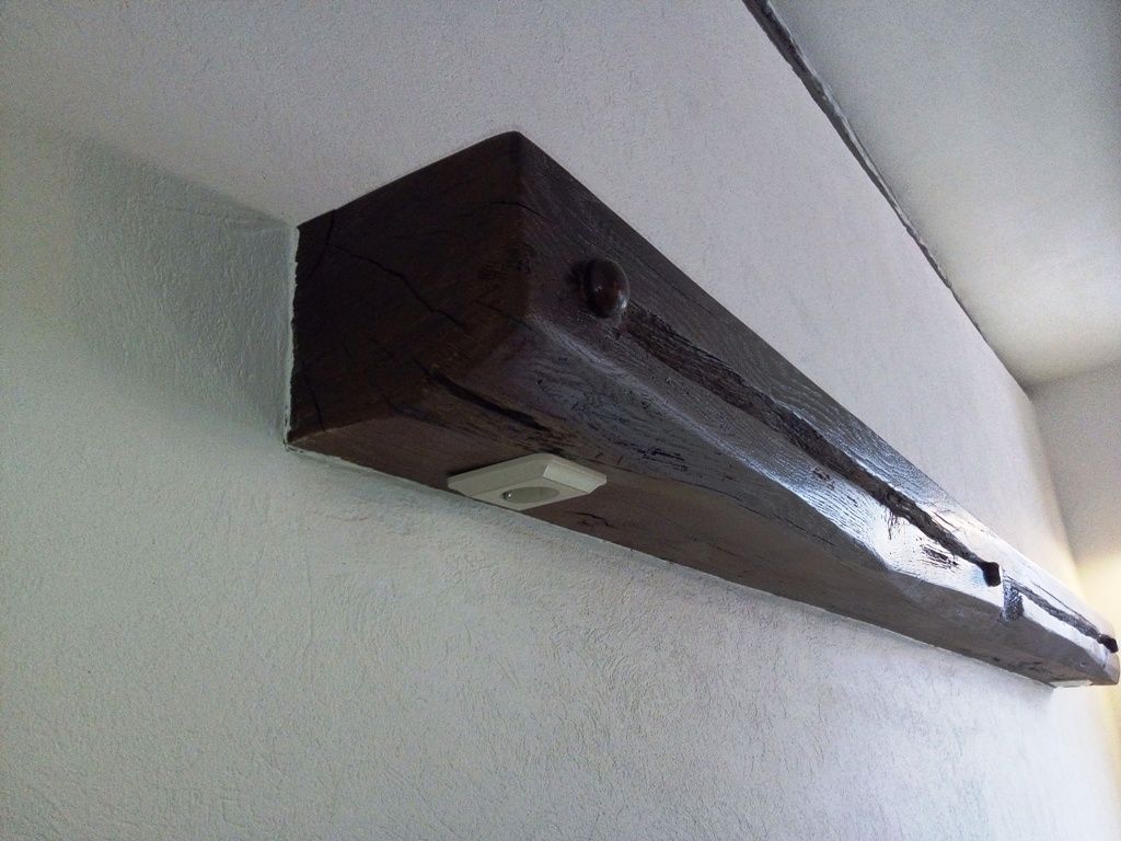 Handwerkliche Dienstleistungen Krall
Wandboard aus einem alten Eichenbalken mit Steckdosen
www.geruest-saarland.de
