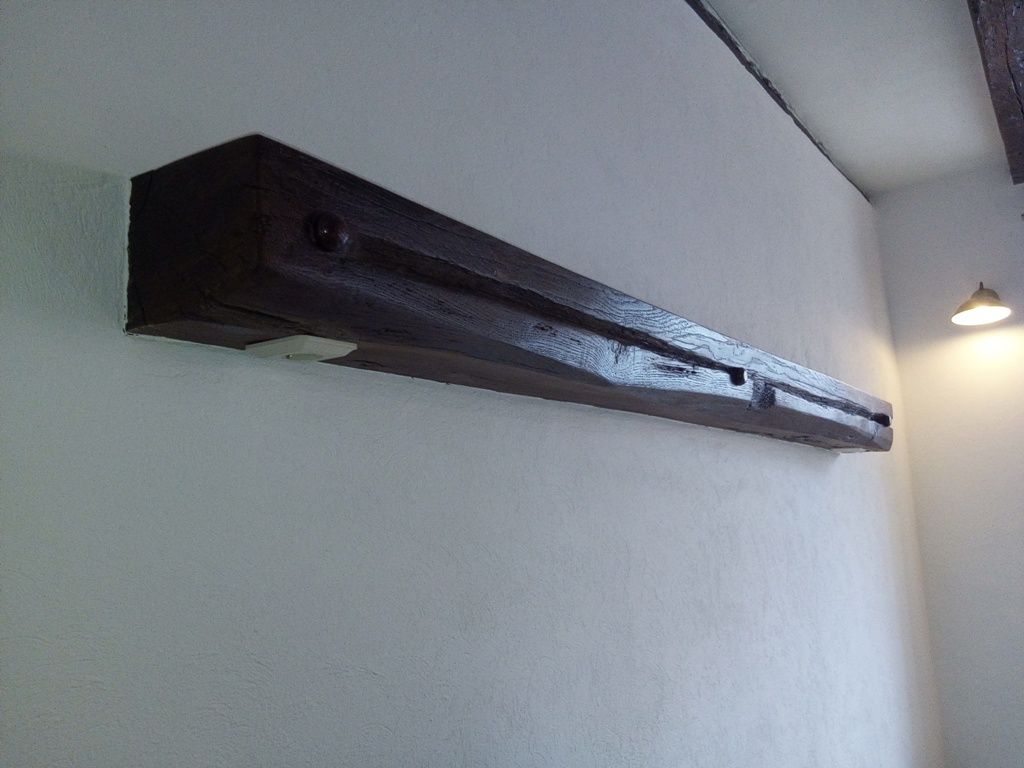 Handwerkliche Dienstleistungen Krall
Wandboard aus einem alten Eichenbalken mit Steckdosen
www.geruest-saarland.de
