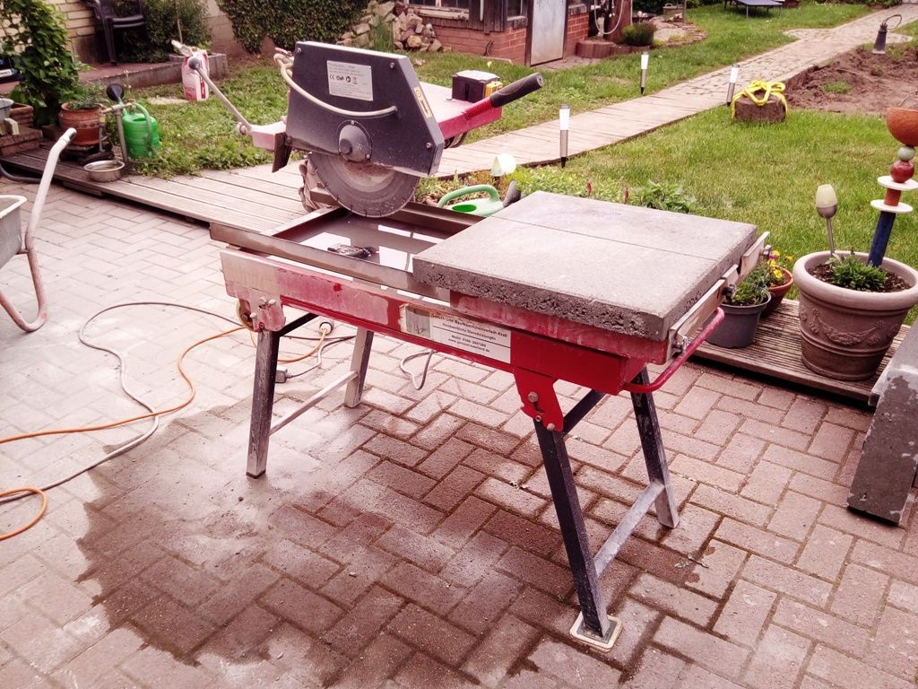 Handwerkliche Dienstleistungen Krall
Balkonbelag aus einfachen beton- Gehwegplatten
www.geruest-saarland.de
