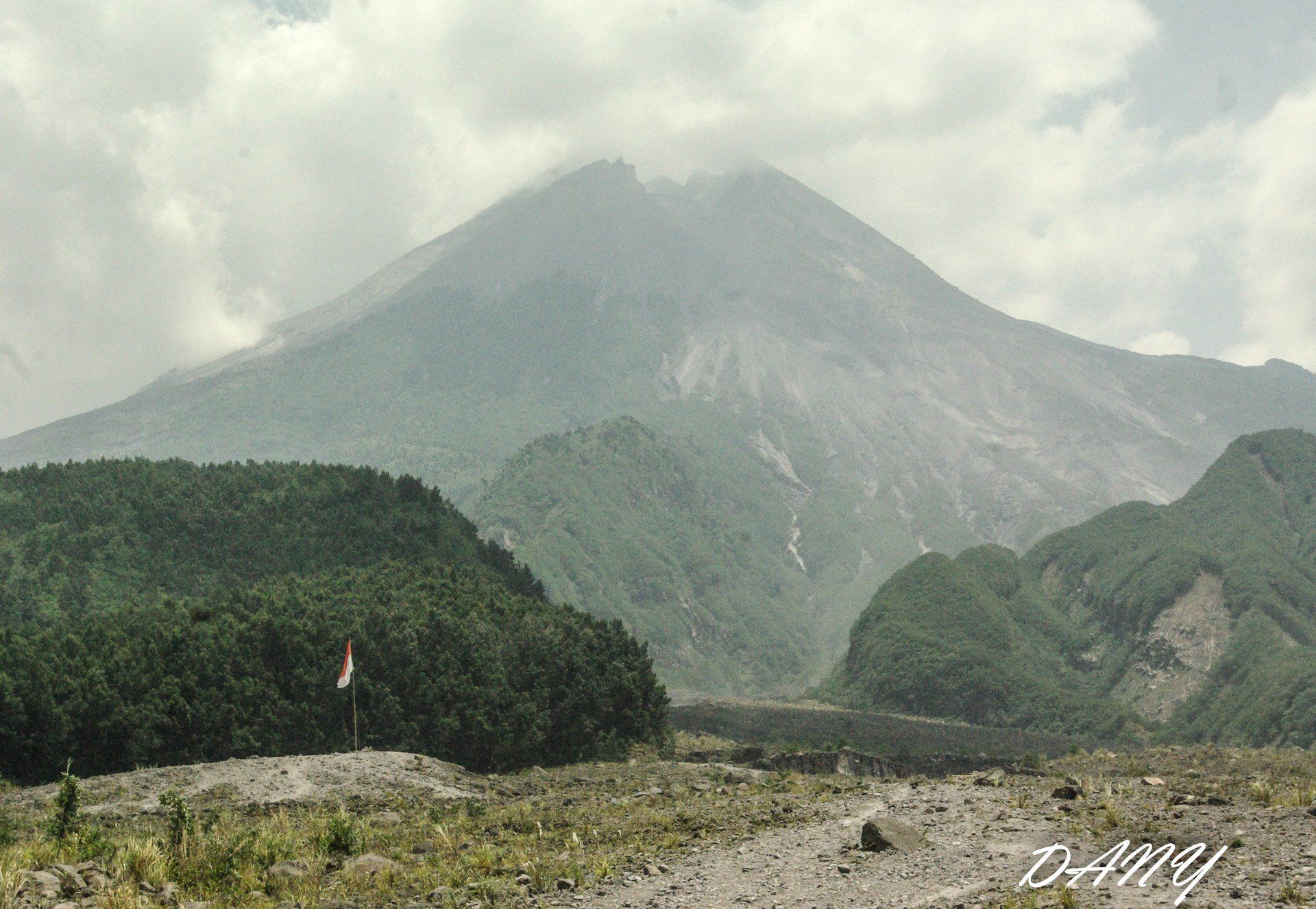 Sur les traces de l  ruption du volcan MERAPI   Java