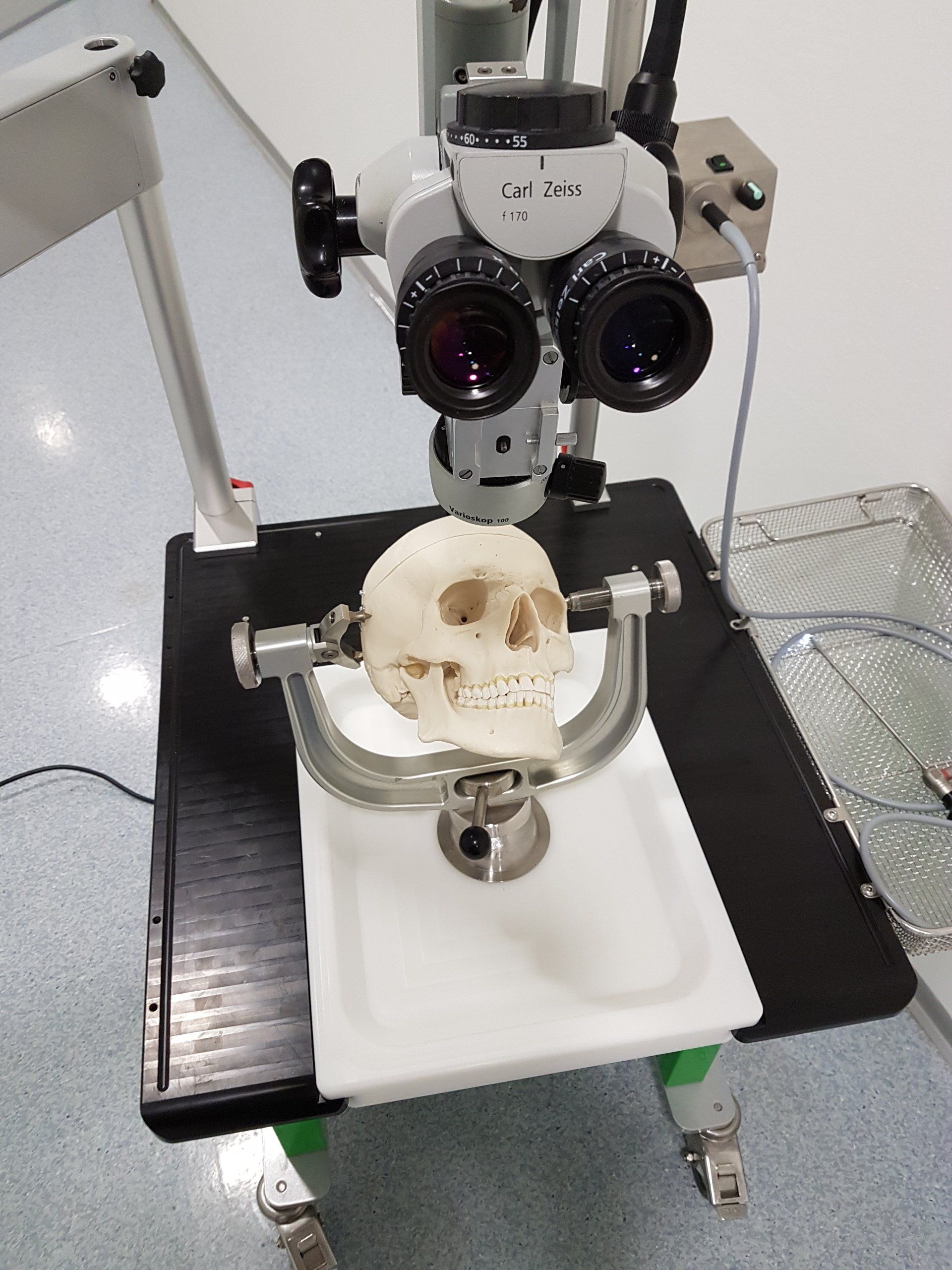 GradoMed-Kopfhalter für mikrochirurgisches Training