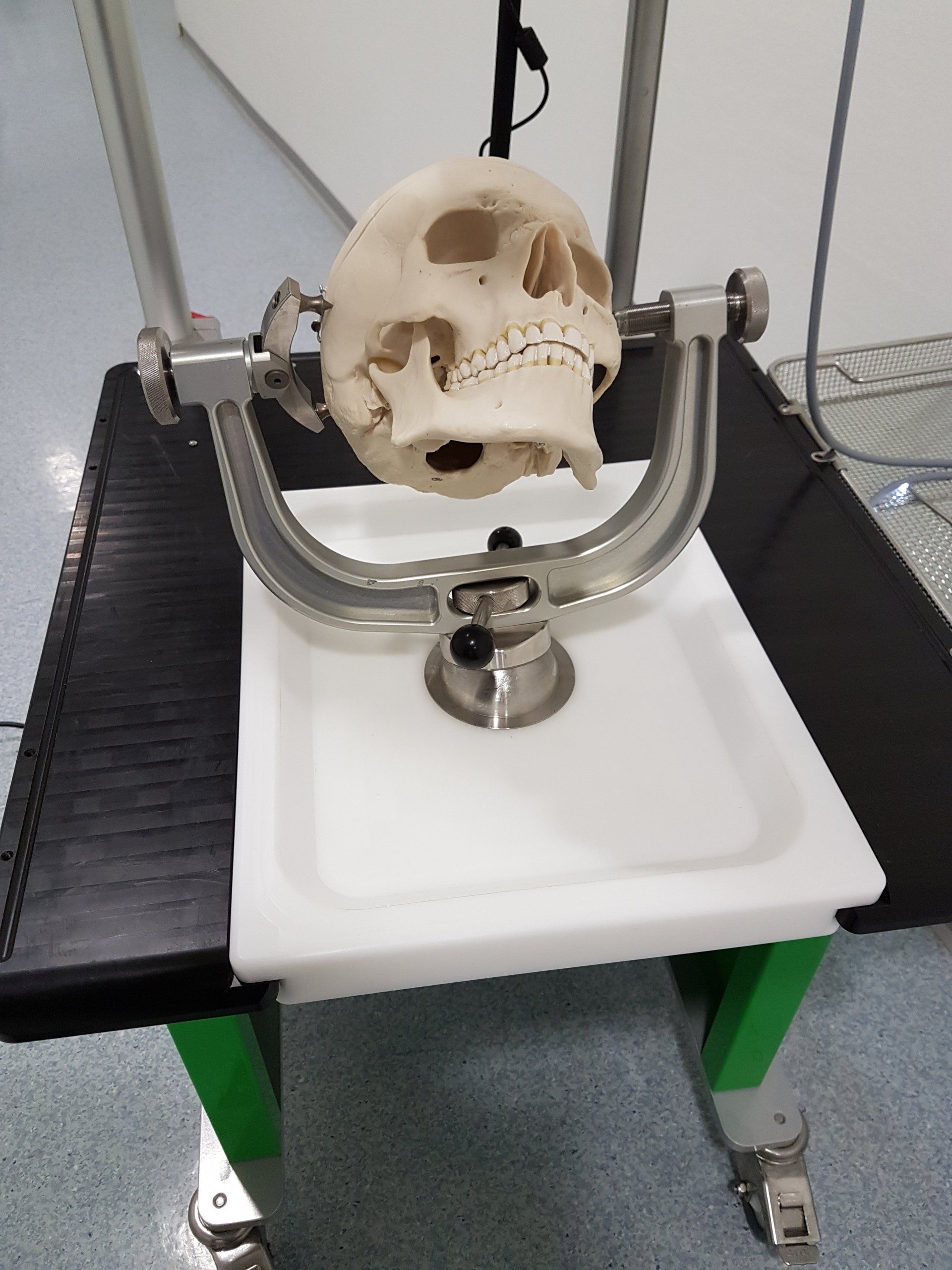 GradoMed-Kopfhalter für mikrochirurgisches Training