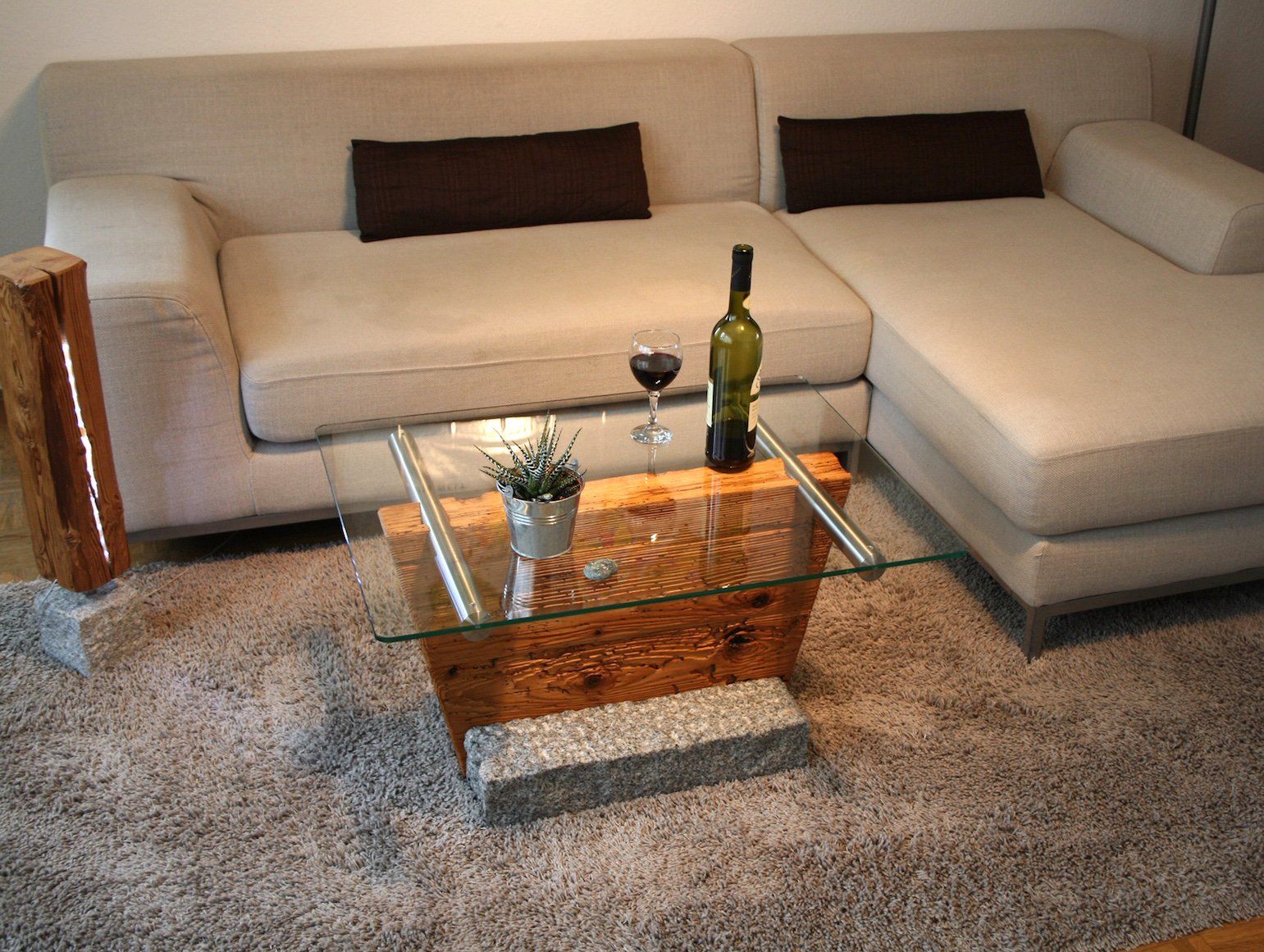 Couchtisch Granit T | Massivholzmöbel aus Altholz von woodesign