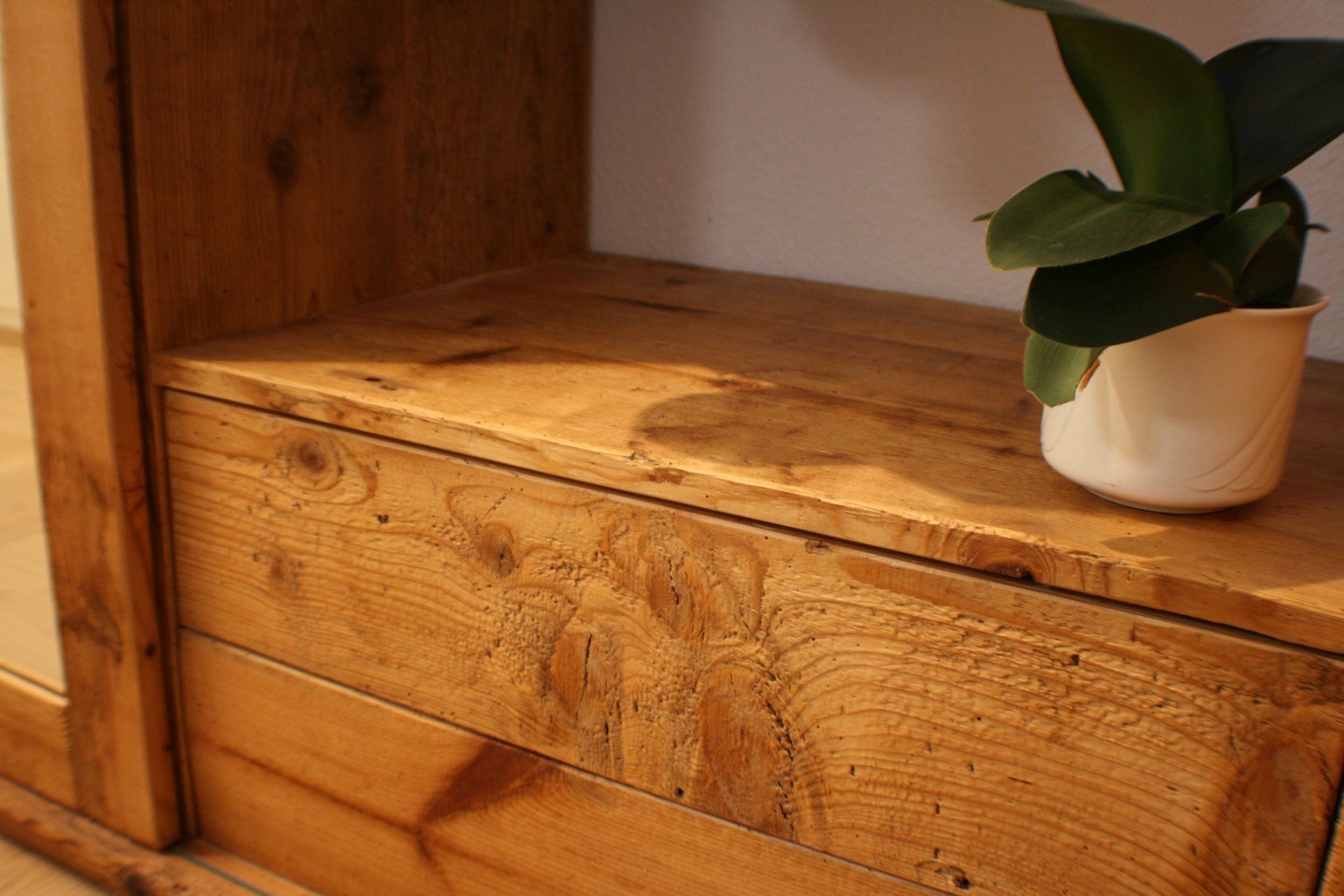 Garderobenschrank 1 | Massivholzmöbel aus Altholz von woodesign