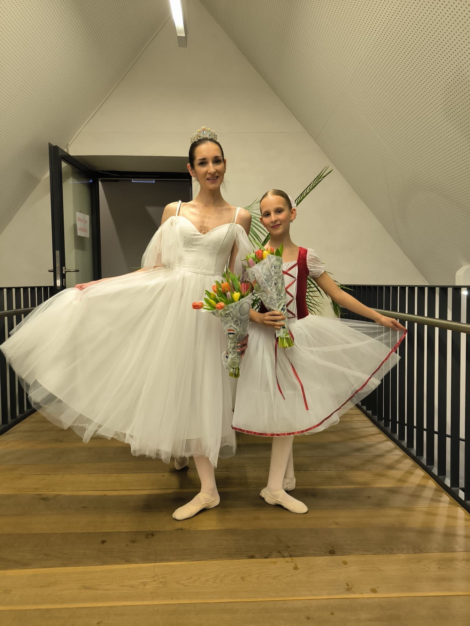 Kristina Metova mit Schülerinnen aus Klassen I und IV der Ballettschule 