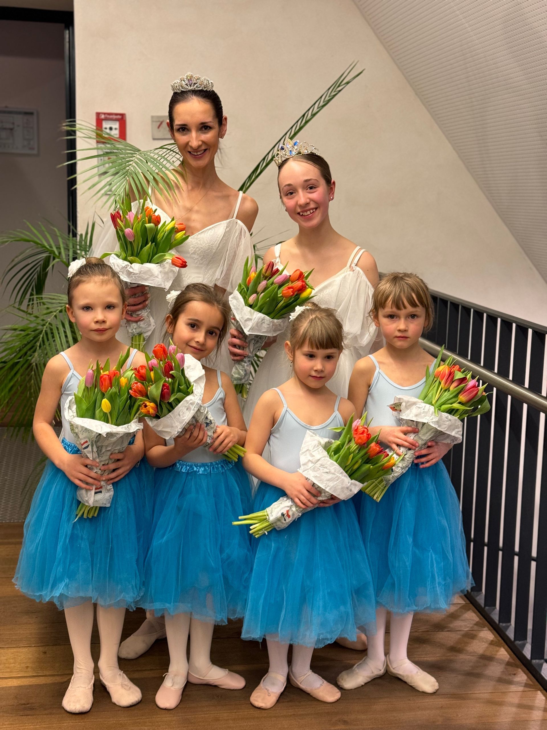 Kristina Metova mit Schülerinnen aus Klassen I und IV der Ballettschule 