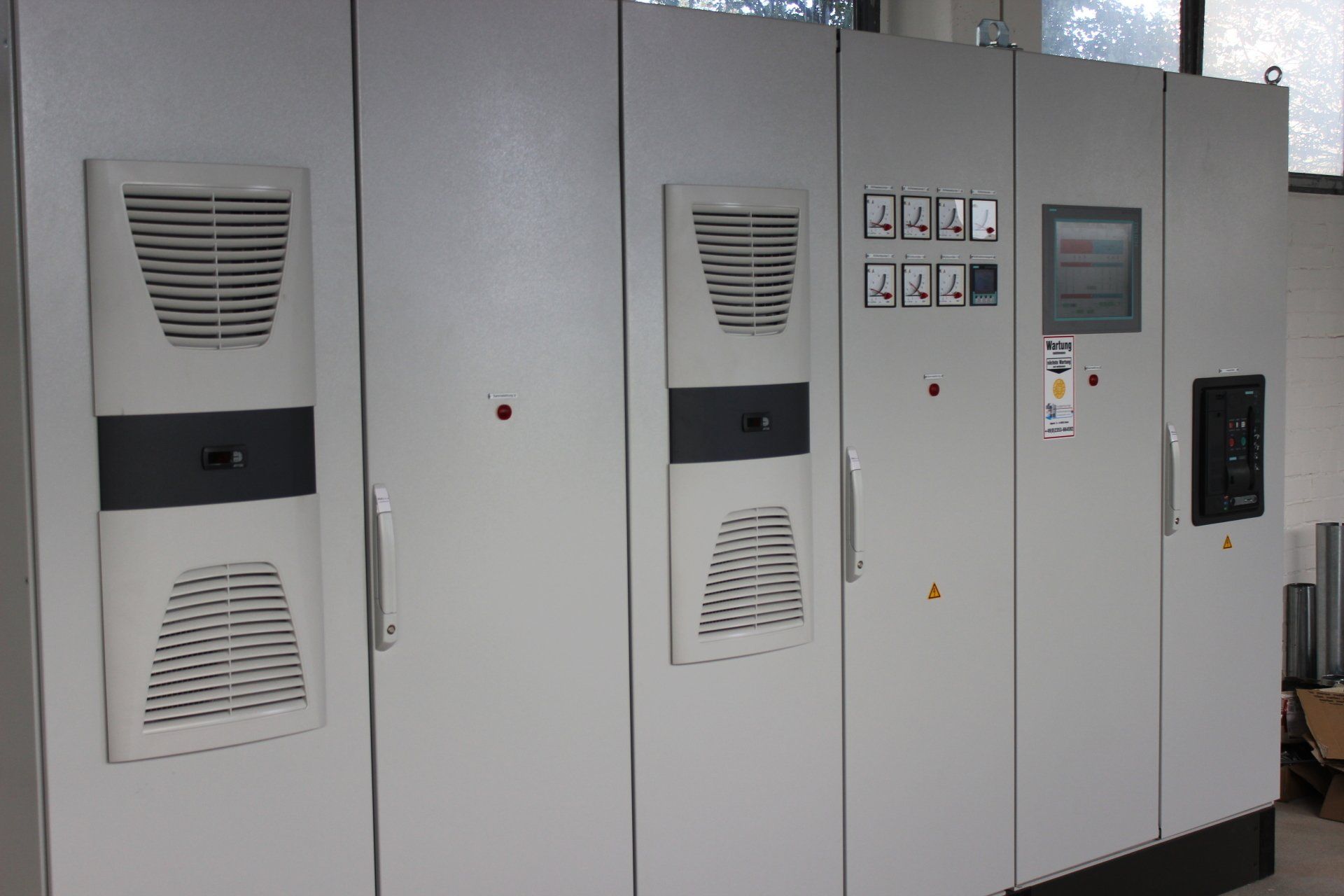 Geschlossener Schaltschrank mit Elektrotechnik