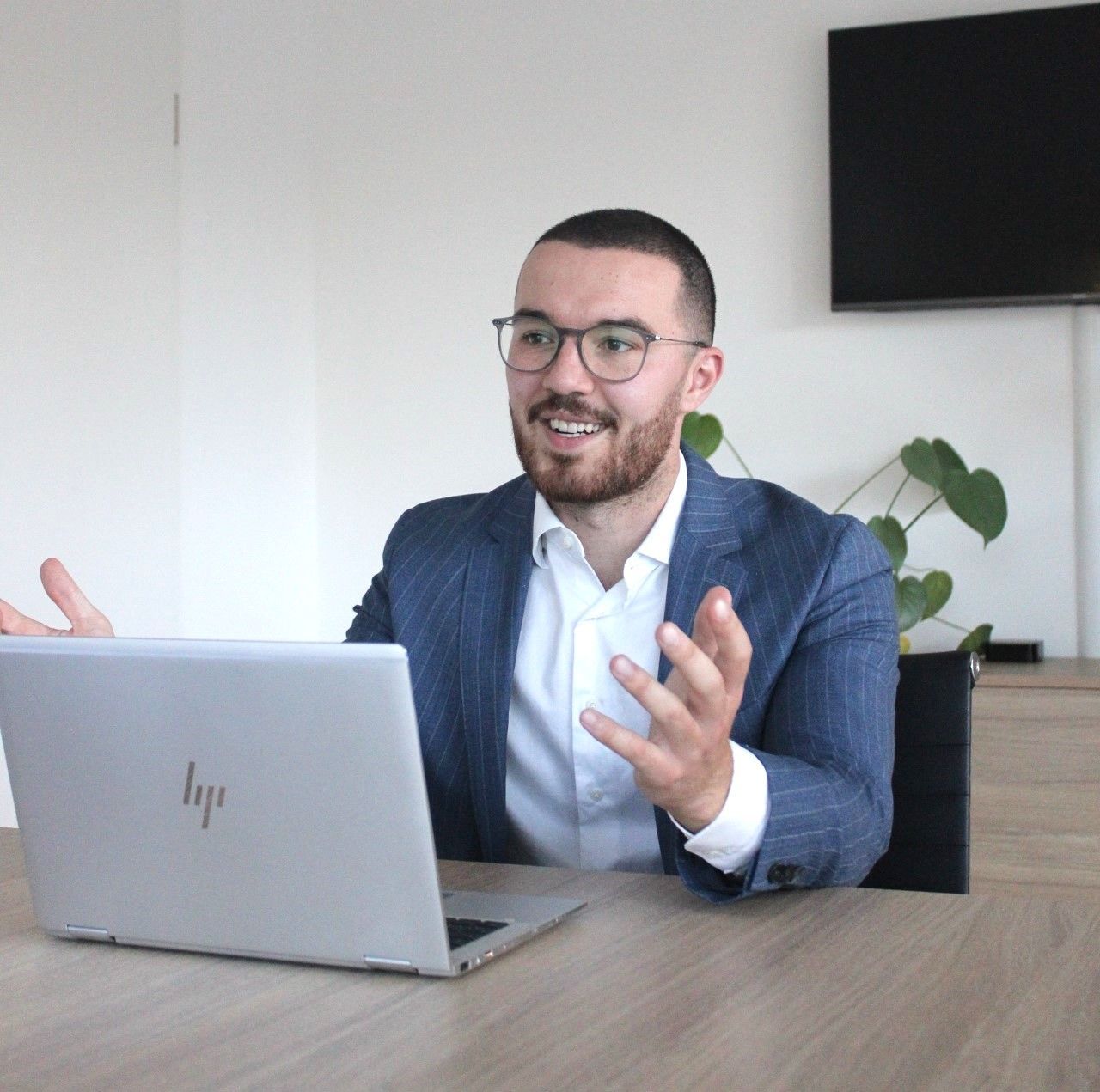 Rechtsanwalt Florian Häberle von Arztpraxisrecht.de im Gespräch mit Ärzten – persönliche Beratung zu Praxisgründung und MVZ
