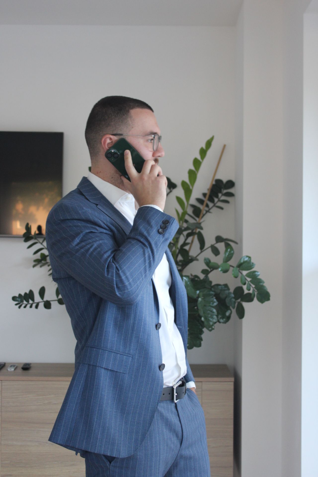 Rechtsanwalt Florian Häberle von Arztpraxisrecht.de am Telefon – persönliche Beratung für Ärzte, Praxisgründung und MVZ