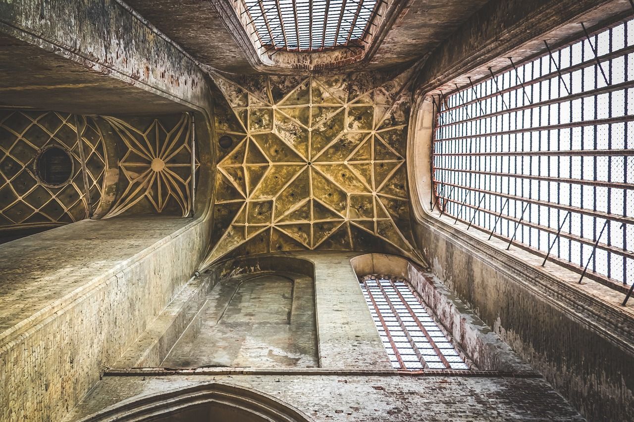 Kathedralenbau Ein Raum mit vielen Fenstern und einem geometrischen Muster an der Wand.