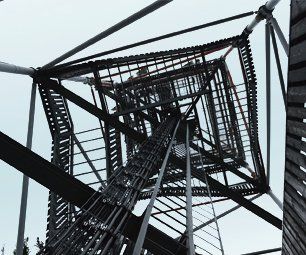 Stahlbau von Promatwänden, Fahrstuhlschächten und Geländern