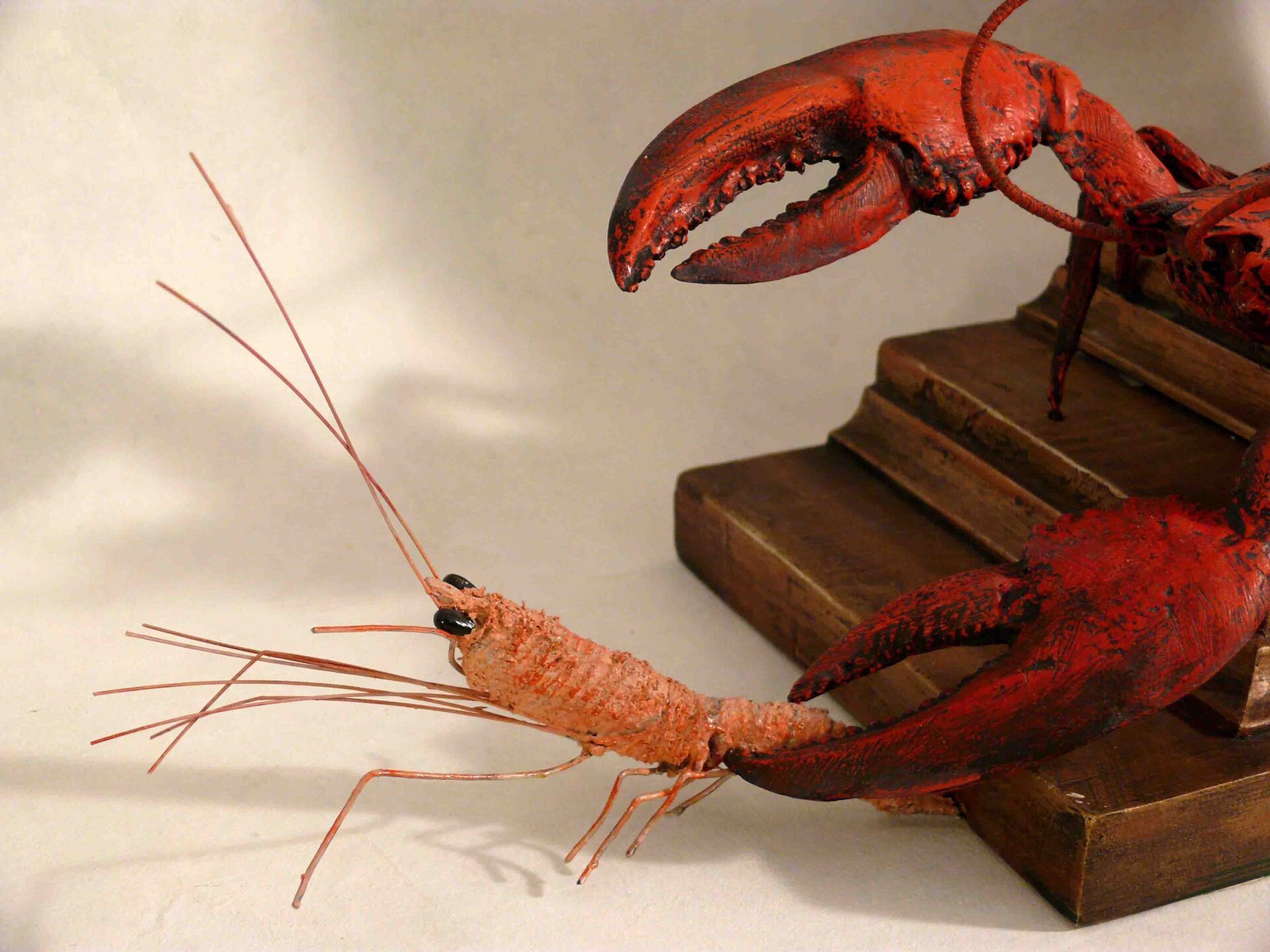 Kaminuhr mit Hummer und Krabbe - Krabbe in Hummerschere