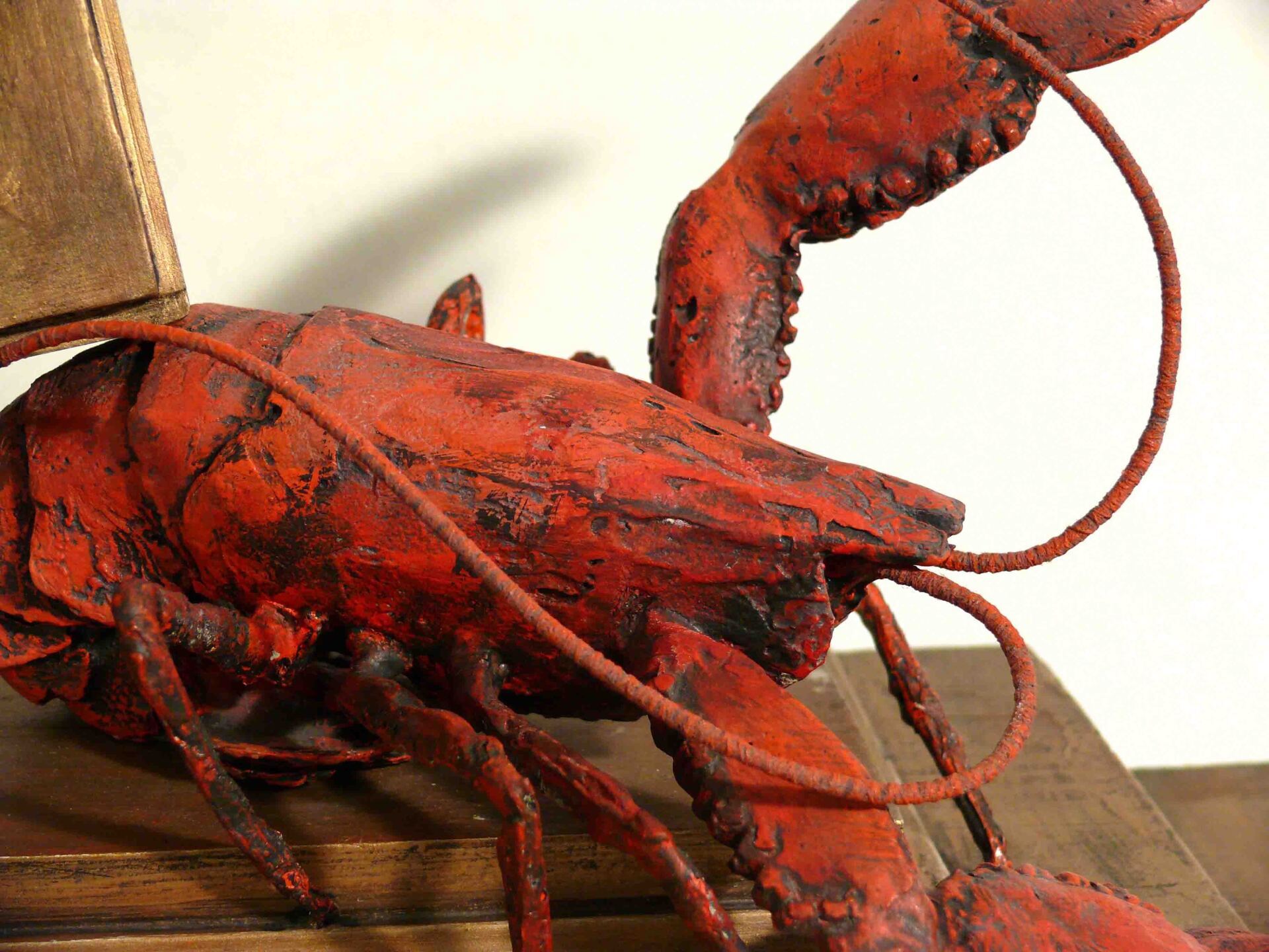 Kaminuhr mit Hummer und Krabbe - rechter Hummer Detail