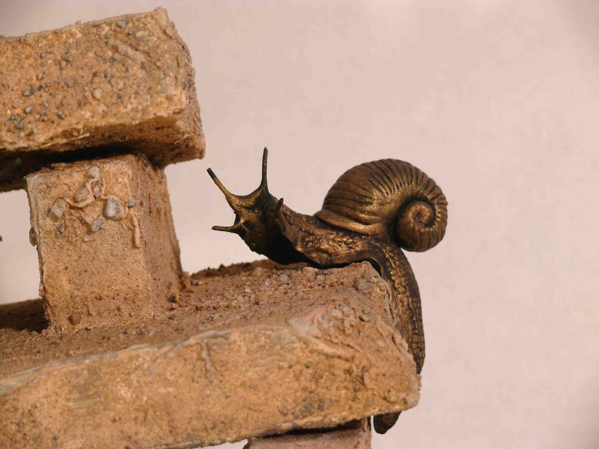 Kaminuhr mit Schnecken - rechte Seite Details