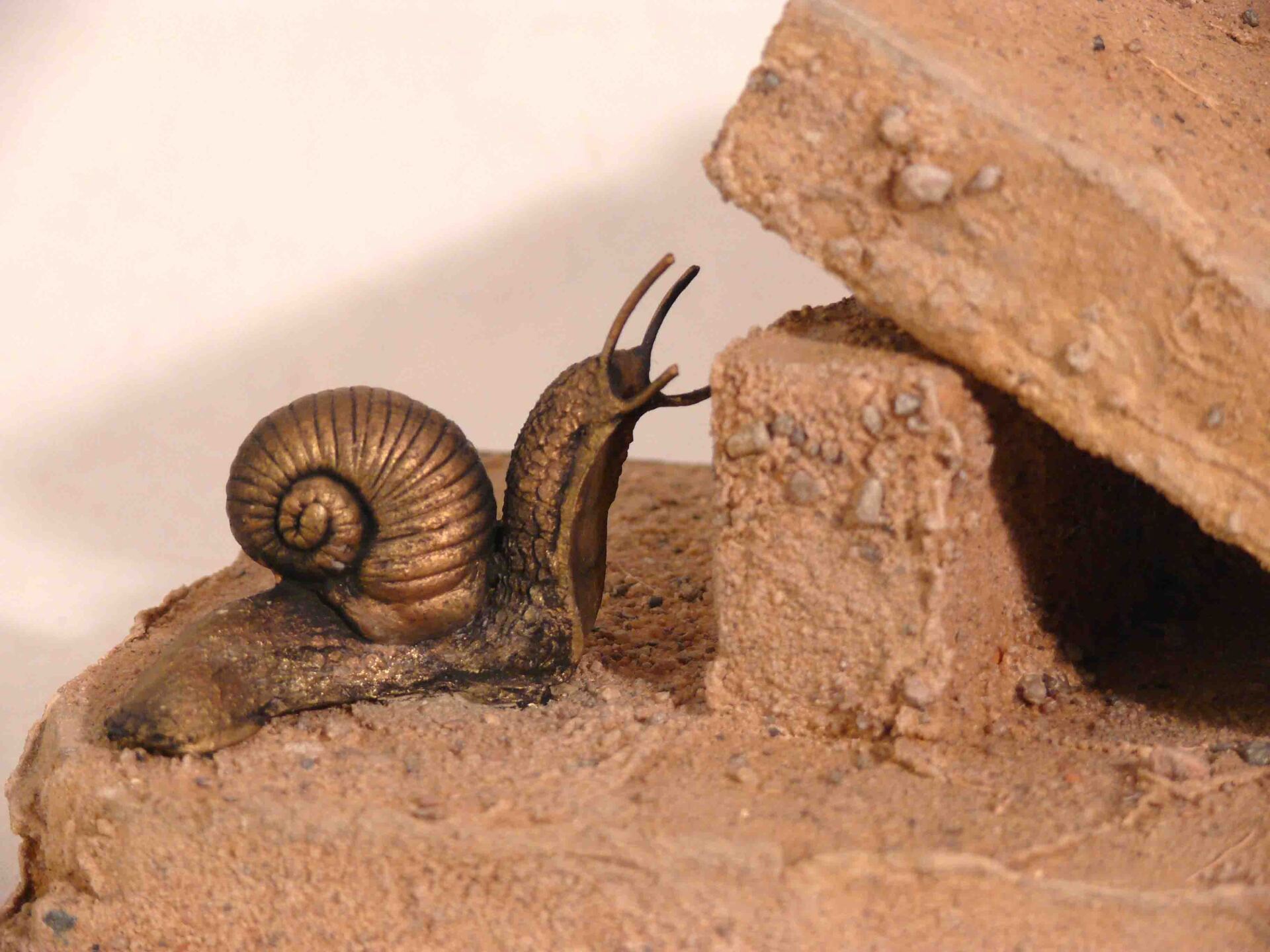 Kaminuhr mit Schnecken - linke Seite Details