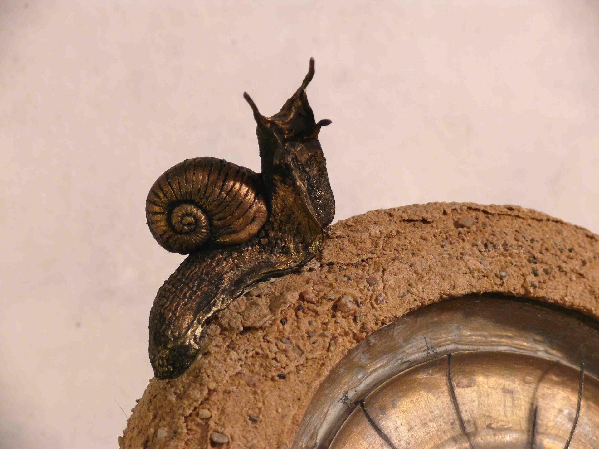 Kaminuhr mit Schnecken - oben