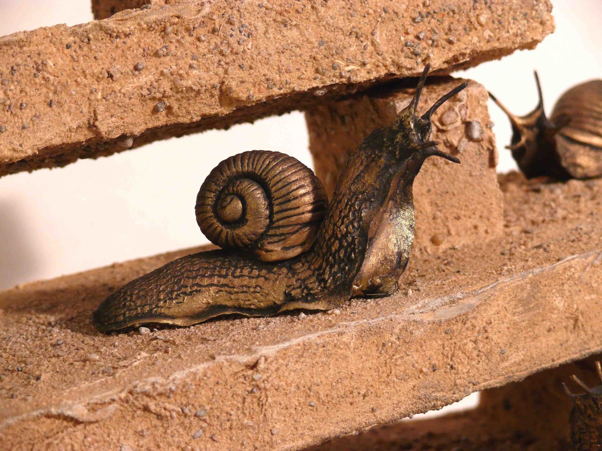 Kaminuhr mit Schnecken - rechte Seite Details