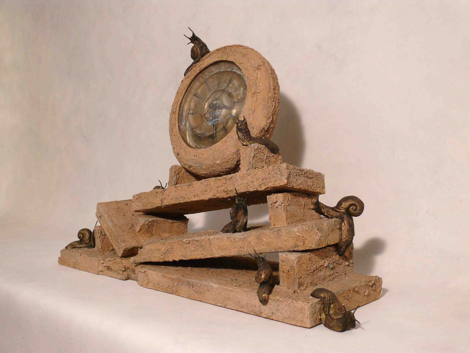 Kaminuhr mit Schnecken - schräg