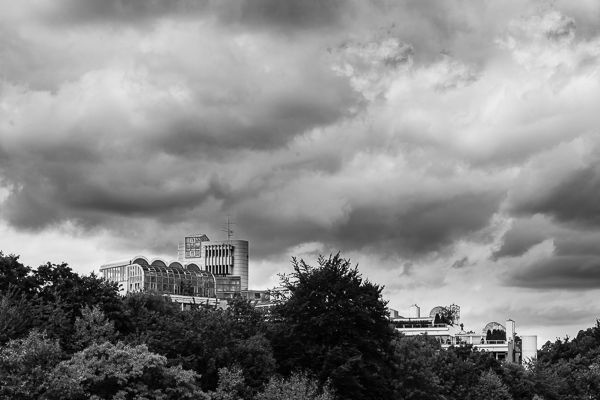 Markantes Wohngebäude vor Gewitterwolken, an der Kreuzhofstraße, München