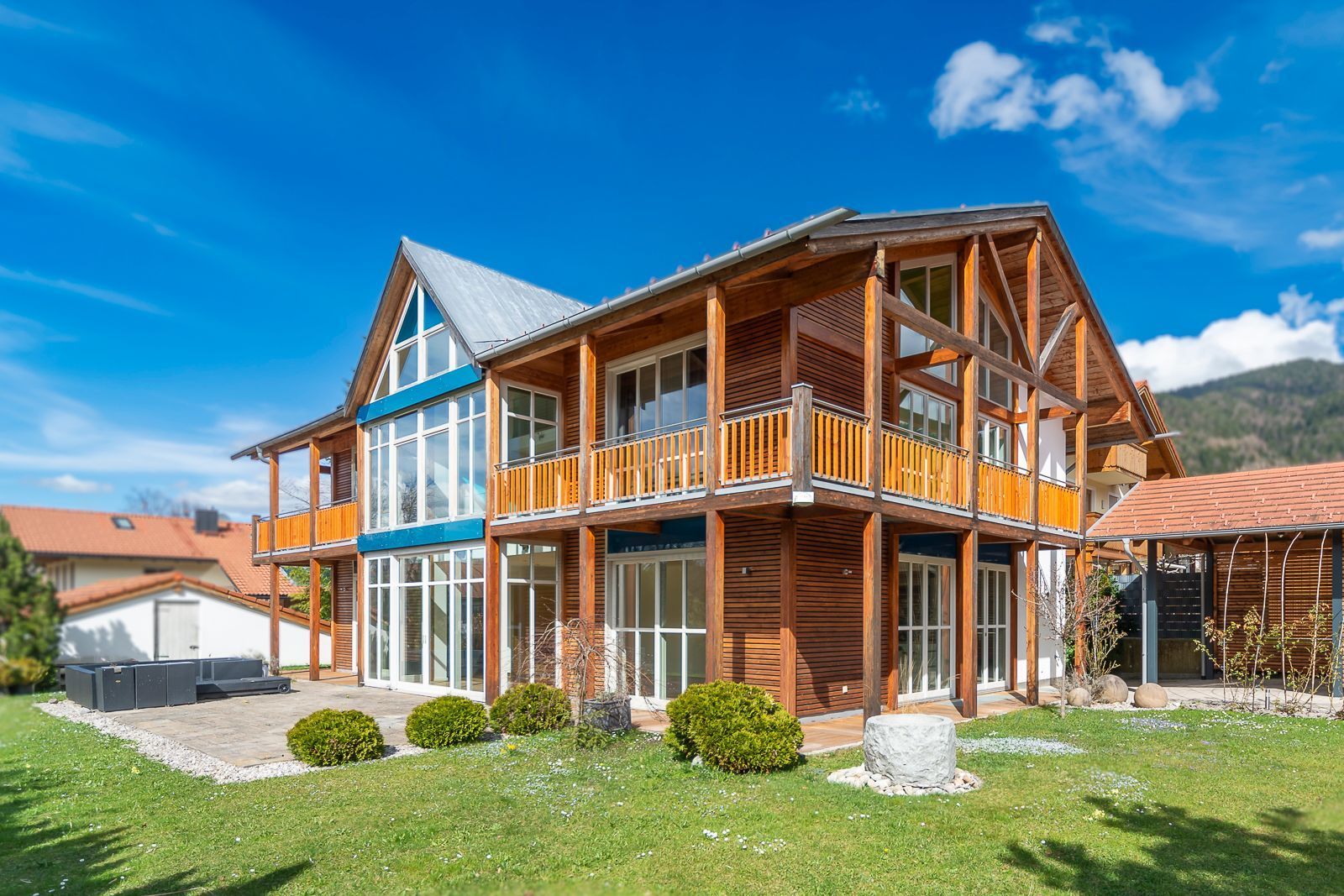 Modernes großes Einfamilienhaus in Holzbauweise mit großen Fensterflächen.