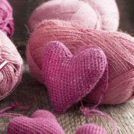 Herz aus rosa Wolle gestrickt