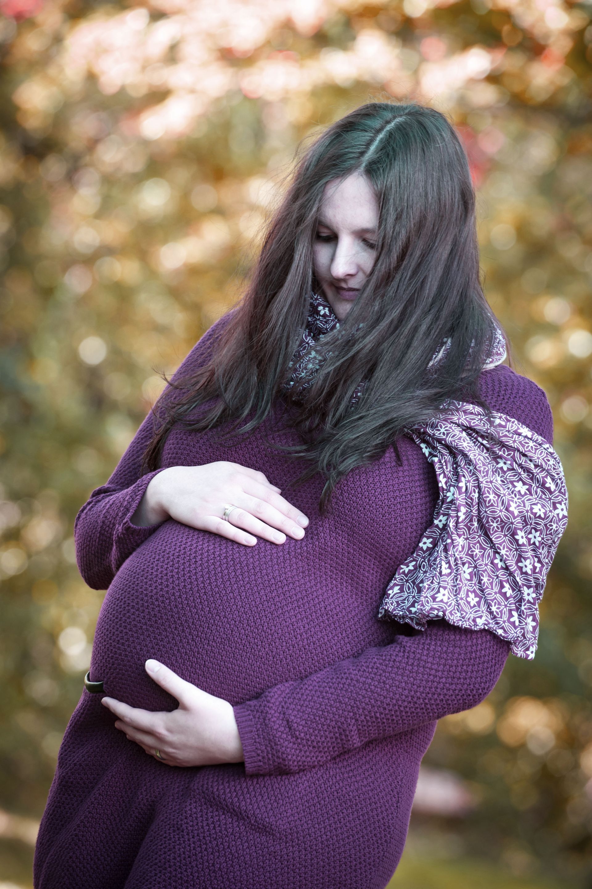 schwangere Frau, die auf ihren Bauch blickt