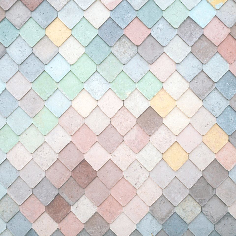 Mosaik aus bunten Fliesen in Pastellfarben zur Verdeutlichung der möglichen Vielfalt der Herausforderungen und Facetten einer Stillbeziehung