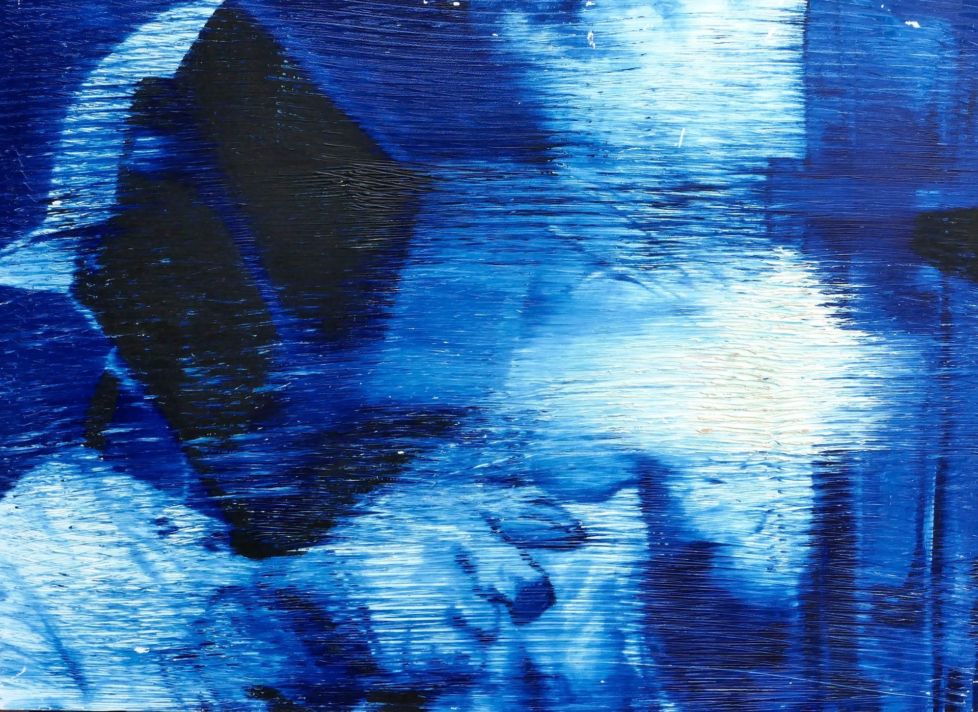 arbeitender schweisser mit schwarzer maske neben gleissendem schweisslicht, in grober wischtechnik in preussischblau und weiss, gemaelde serie 