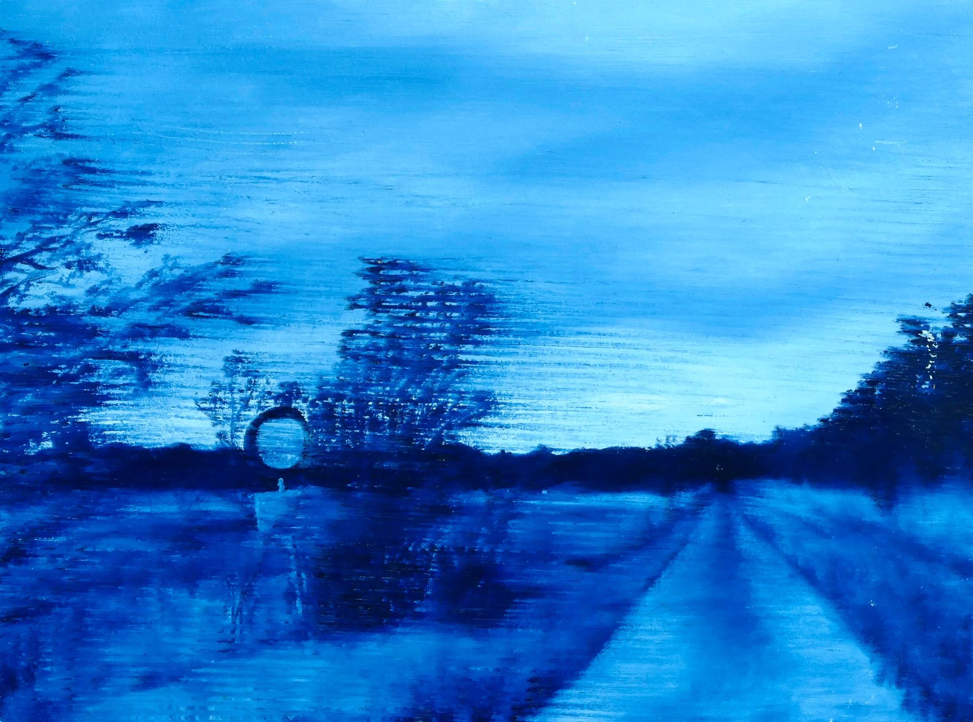 blick eine einsame strasse hinab, links ein verkehrsschild 