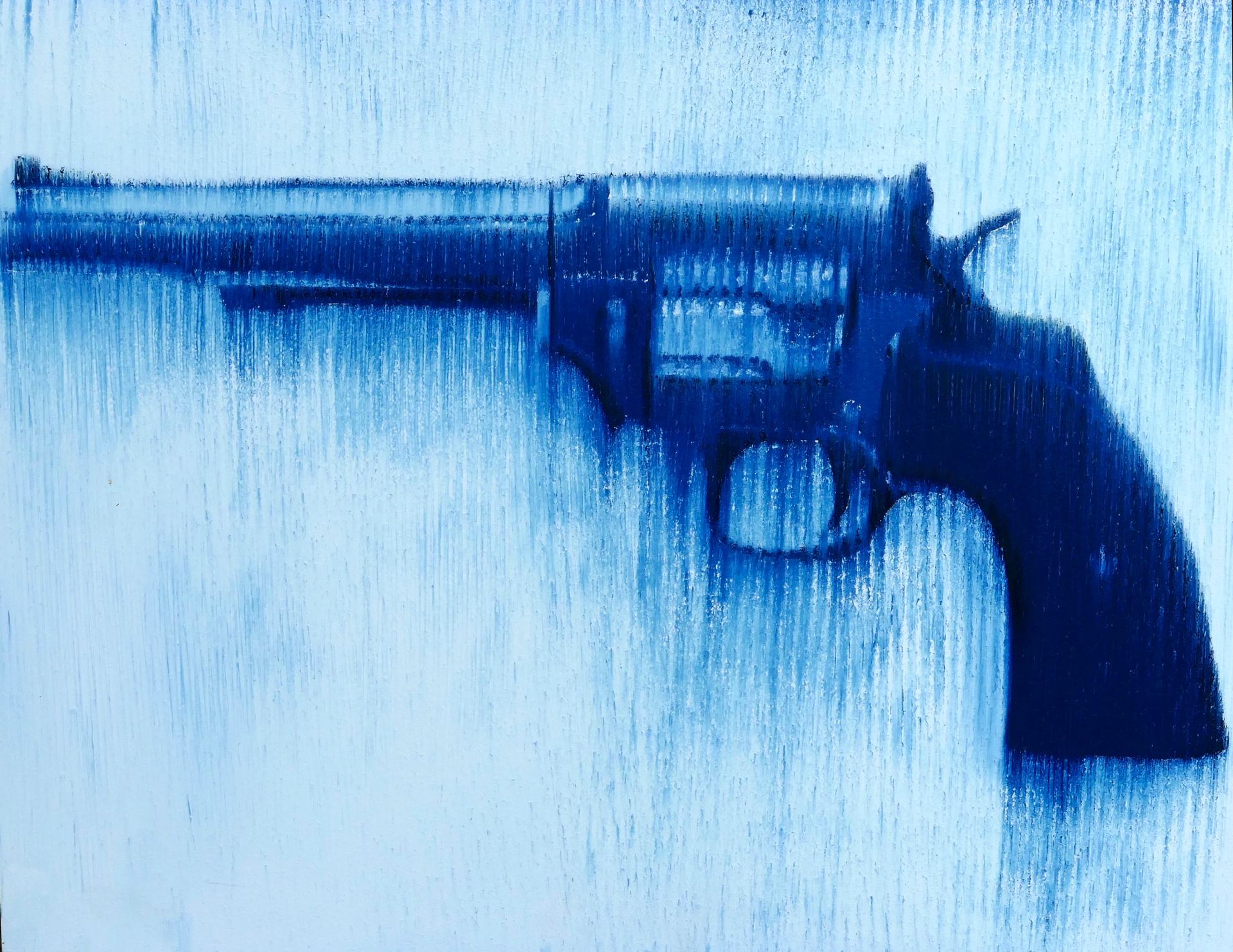 alter revolver von der seite nach links zeigend vor hellem hintergrund in grober wischtechnik in preussischblau und weiss, gemaelde aus serie 