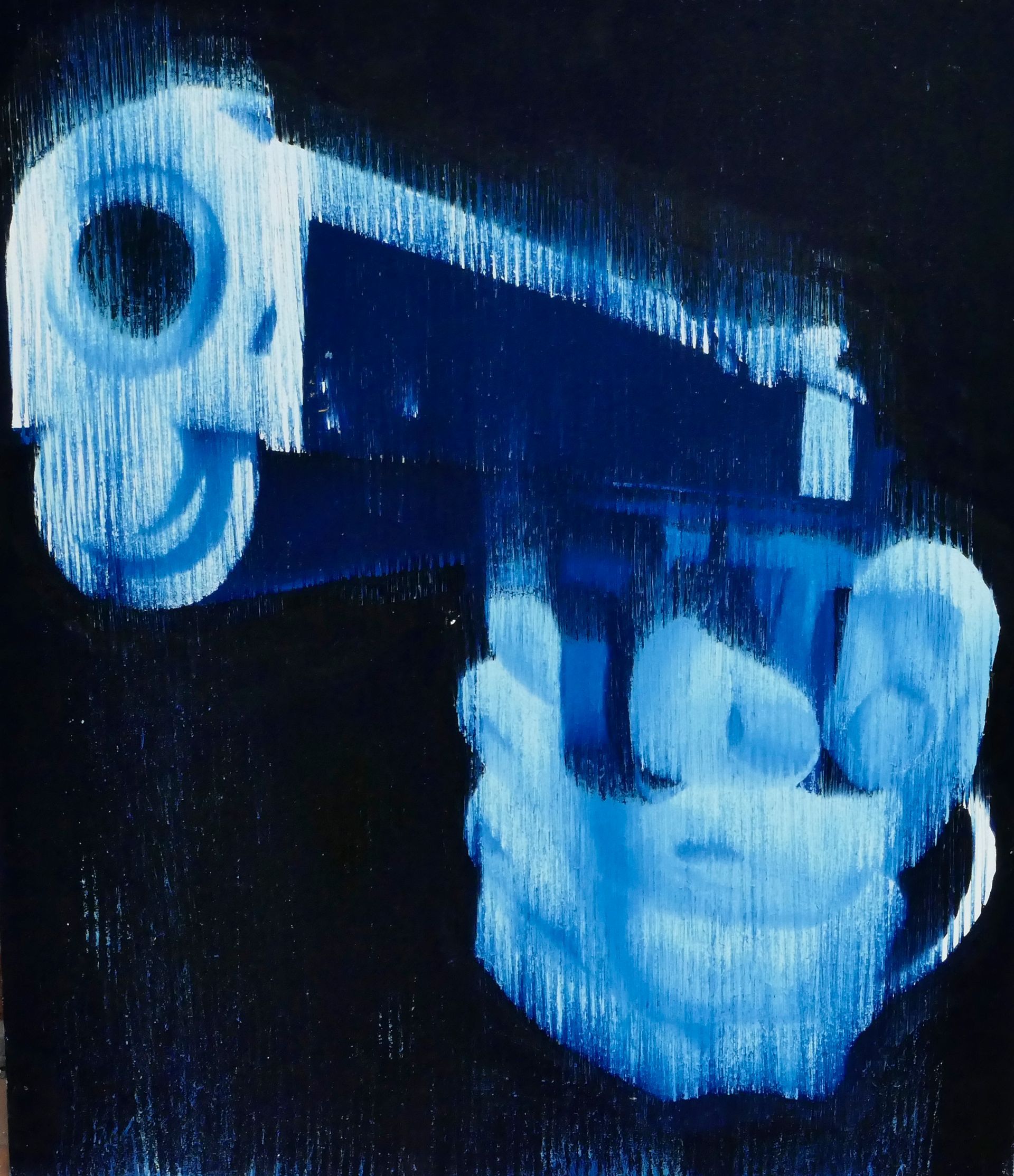 eine hand haelt nach eine nach oben links gerichtete pistole, in preussischblau und weiss, 